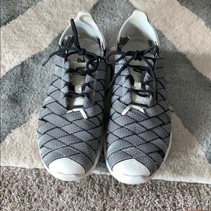 Nike black & white juvenate